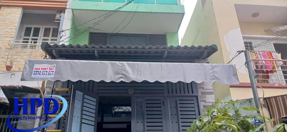 Lắp đặt mái hiên bằng bạt che sân vườn